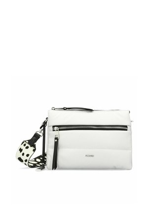 Weiße Nylon-Crossbody-Tasche mit einem Reißverschlussfach auf der Vorderseite, schwarzen Akzenten und einem gemusterten Tragegurt mit schwarzen Punkten auf weißem Hintergrund.