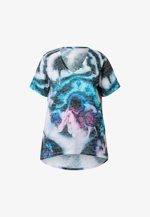 Krótki rękaw, top w kształcie litery V wykonany z lekkiego materiału, z kolorowym, abstrakcyjnym wzorem w odcieniach niebieskiego, różowego i czarnego na białym tle.