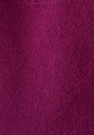 Paarse vilten stof met een zachte textuur; heeft een gelijkmatige, pluizige uitstraling met subtiele tintvariaties over het oppervlak.