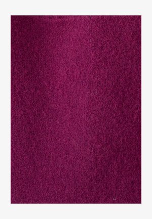 Paarse vilten stof met een zachte textuur; heeft een gelijkmatige, pluizige uitstraling met subtiele tintvariaties over het oppervlak.