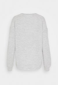 Pull en tricot gris clair avec un motif côtelé texturé, encolure arrondie et manches longues. Design simple sans quincaillerie ni accents visibles.