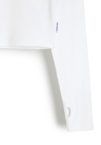 Biała bluzka z długim rękawem wykonana z prążkowanego materiału. Posiada zaokrąglony dekolt i rozcięcia po bokach u dołu, co zapewnia swobodę ruchów.