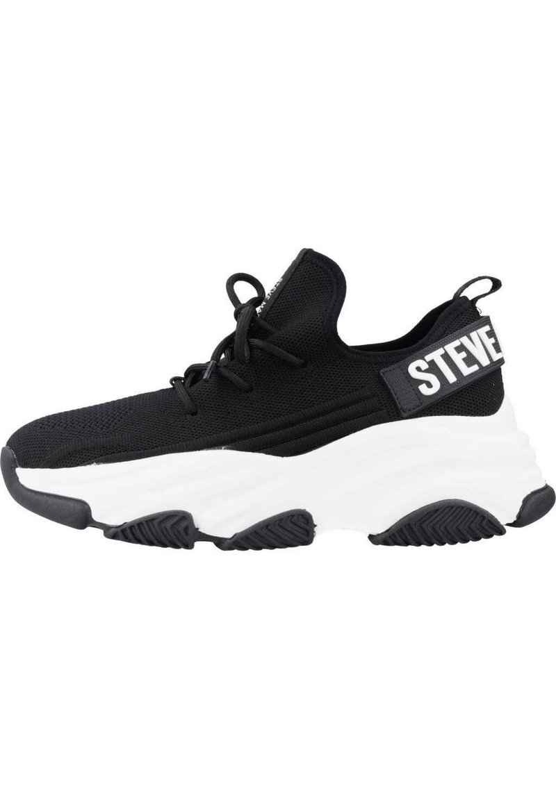 Chaussure de sport noire avec un upper en tricot texturé, semelle blanche rembourrée et une sangle avec "STEVE" en lettres majuscules à l'arrière.
