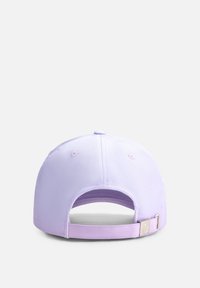 Lila baseballcap met een gebogen klep, verstelbare band aan de achterkant en geborduurde ventilatiegaten. Glad stofoppervlak.