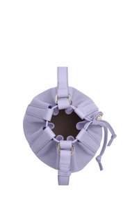 Borsa a secchiello in pelle viola con apertura a coulisse, dotata di hardware in argento e finitura morbida e texture. L'interno è di colore marrone scuro.