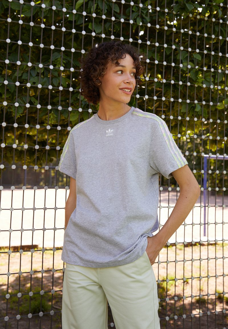 adidas Originals SNAKETEE - Trükipildiga T-särk - medium grey heather