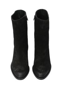 Schwarze Knöchelstiefel mit einem glatten Wildlederäußeren, einer spitzen Zehenpartie und einem Reißverschluss an der Seite. Die Sohle ist schlank und leicht strukturiert.