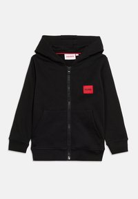 Μαύρο φούτερ με φερμουάρ, κουκούλα, εμπρόσθιες τσέπες και κόκκινο λογότυπο "HUGO" στο στήθος και στο εσωτερικό μέρος του γιακά.