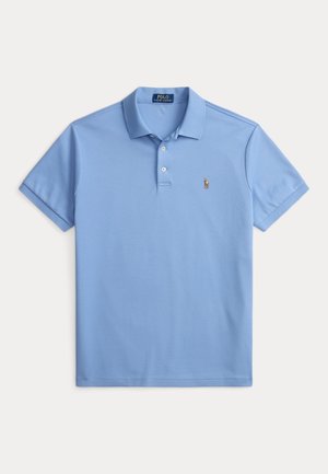 Jasnoniebieska koszulka polo z krótkim rękawem, kołnierzykiem i dwukrotną plisą na guziki, z małym haftowanym logo konia i jeźdźca na piersi.
