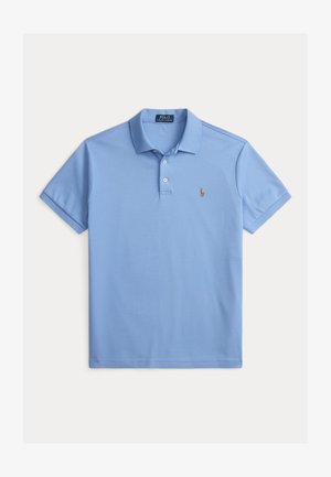 Lyseblå polo med korte ermer, krage og to-knapps klaff, med en liten brodert hest og rytter-logo på brystet.