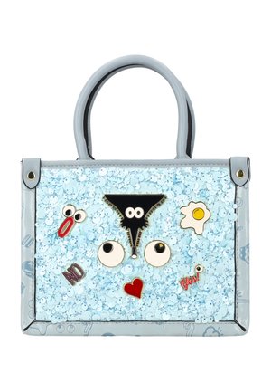 Lyseblå håndtaske dækket i palietter med legende pins inklusiv øjne, en lynlås, et spejlæg, et hjerte og tekstene "Nej" og "Ja".