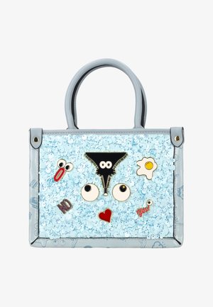 Világoskék kézitáska flitterekkel borítva, rajta játékos kitűzők, például szemek, cipzár, tükörtojás, szív, valamint a „Nem” és „Igen” feliratok.