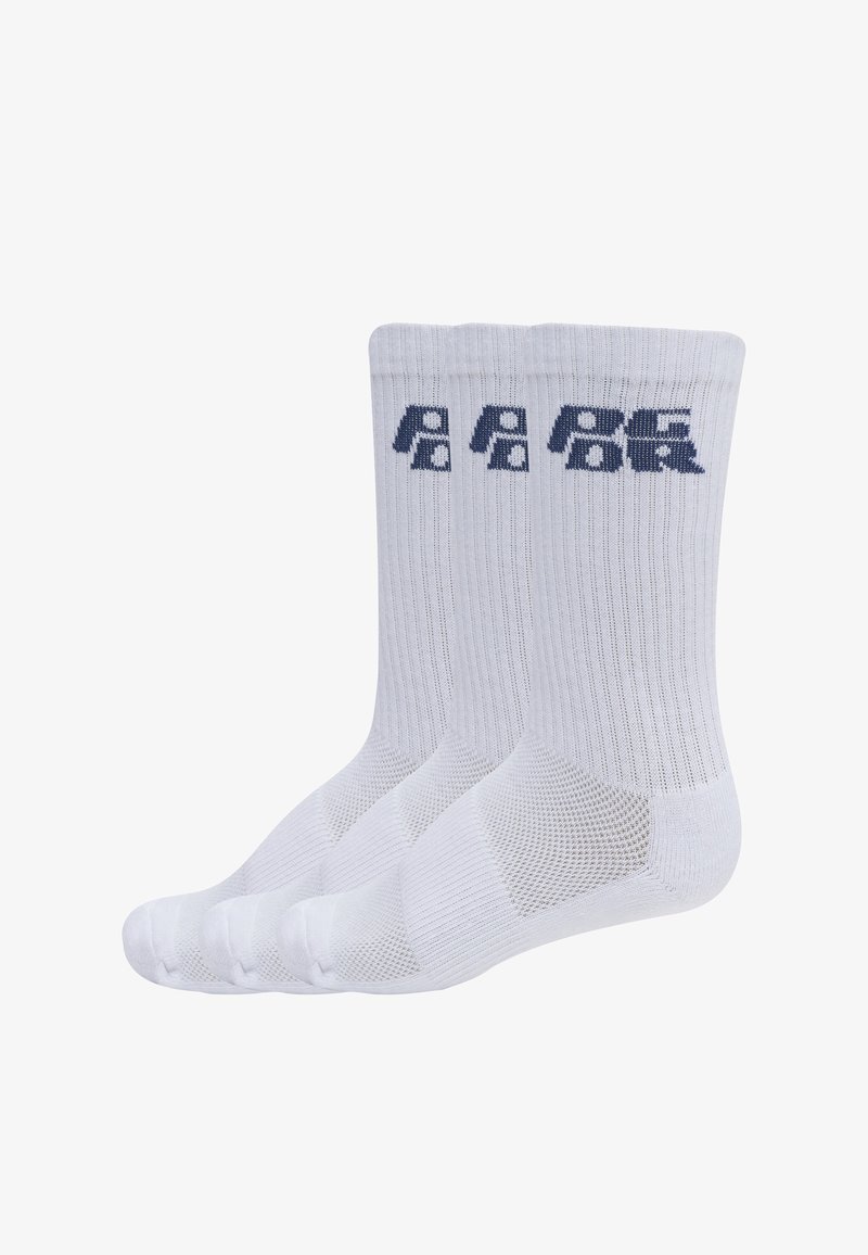 Tri páry bielych rebrovaných ponožiek so strednou výškou, každé s tmavomodrým logom umiestneným blízko horného okraja, zobrazené vedľa seba na bielom pozadí.