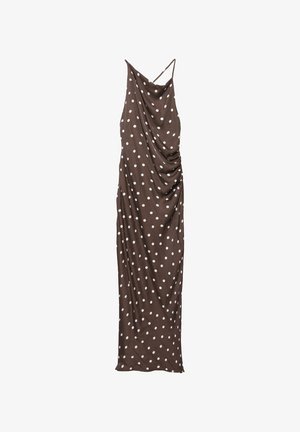 Longue robe nuisette marron avec des pois blancs, fines bretelles et détail froncé sur un côté.