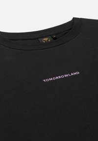 Zwarte sweater van katoen met een geribbelde ronde hals. Heeft een roze borduursel van "TOMORROWLAND" op de borst. Zachte textuur, casual ontwerp.