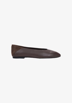 Chaussure plate marron foncé avec bout arrondi, corps en cuir lisse et patte de talon en daim, présentée de profil sur fond blanc.