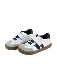 Zapatillas para niños, con una parte superior de cuero blanco y detalles en ante gris, correas negras y una suela de goma para un buen agarre. Cierre de velcro para poner y quitar fácilmente.