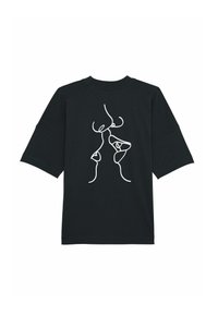 Juodas marškinėliai trumpomis rankovėmis, su balta abstrakčia linijine piešimo dviem veidais priekyje. Pagaminti iš medvilnės, laisvo kirpimo.