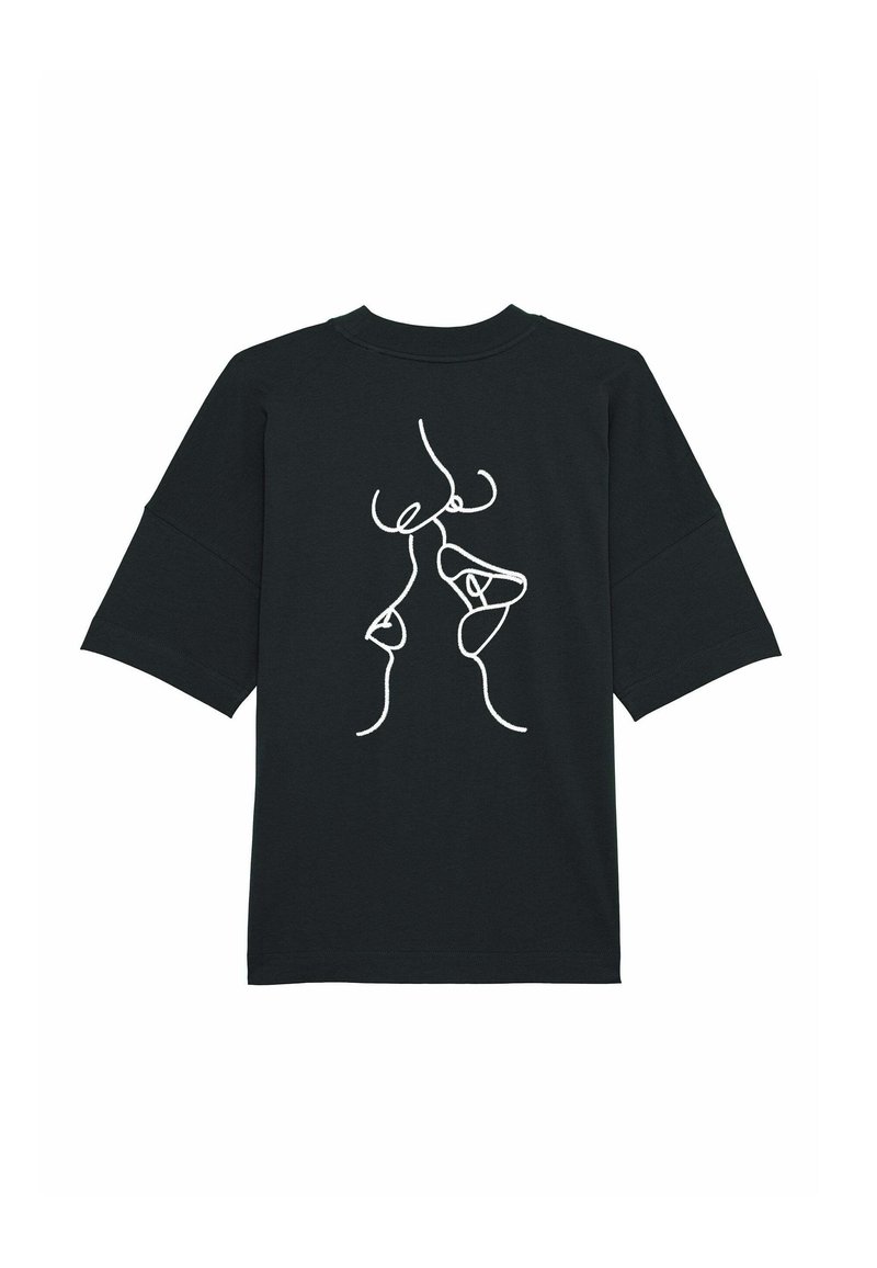 Juodas marškinėliai trumpomis rankovėmis, su balta abstrakčia linijine piešimo dviem veidais priekyje. Pagaminti iš medvilnės, laisvo kirpimo.