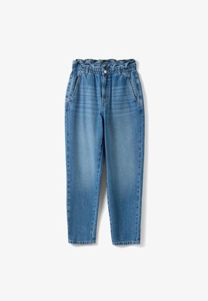Jean en denim bleu clair taille haute avec ceinture élastique froncée, bouton et fermeture éclair à l'avant, poches latérales obliques, posé à plat sur fond blanc.