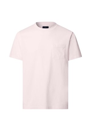 Lichtroze T-shirt met korte mouwen en een ronde hals, voorzien van een klein borstzakje aan de linkerkant, afgebeeld tegen een effen witte achtergrond.