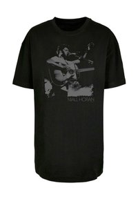 Sort bomulds t-shirt med et monochromt grafik af en musiker med en akustisk guitar, inklusive teksten "Niall Horan" nederst.
