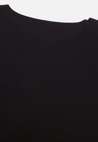 Svart tyg med en slät textur, med en bred, rund halsringning och en helt minimalistisk design. Inga synliga mönster eller detaljer.