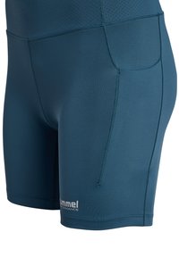 Akvablå atletiska shorts med en slät struktur, utrustade med en sidoficka, sömnadsdetaljer och en vit prestandalogga på fållen.