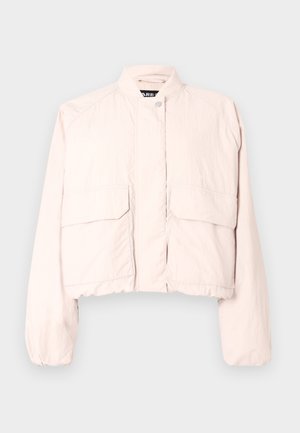 Giubbotto tagliato in tessuto rosa chiaro con colletto alto, chiusura frontale a scatto e due tasche frontali con pattina.