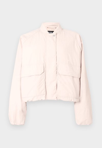 Veste cropped en tissu rose clair avec un col montant, fermeture à pression à l'avant et deux poches avant à rabat.