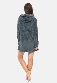 Kohlrabenschwarzer Kapuzenmantel aus weichem, strukturiertem Fleece, mit langen Ärmeln und einem entspannten, knielangen Schnitt.