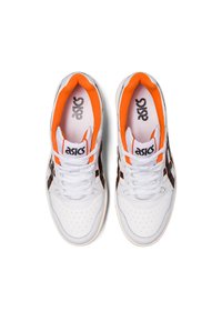 Baskets blanches avec détails orange, dessus synthétique, bout perforé et rayures latérales noires. Dotées de lacets blancs et d'un logo sur la languette.