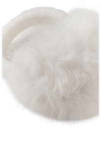 Chaussons blancs duveteux avec une texture douce en fourrure et une semelle intérieure en gel transparent, conçus pour le confort et la chaleur à l'intérieur.