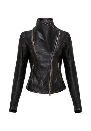 Giacca da motociclista in pelle nera con colletto asimmetrico e due cerniere diagonali sul davanti. Presenta un design aderente e una texture liscia.
