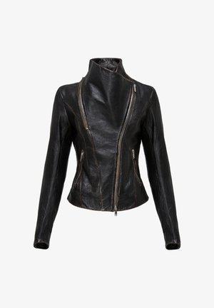 Giacca da motociclista in pelle nera con colletto asimmetrico e due cerniere diagonali sul davanti. Presenta un design aderente e una texture liscia.