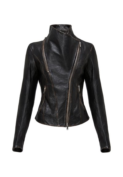 Giacca da motociclista in pelle nera con colletto asimmetrico e due cerniere diagonali sul davanti. Presenta un design aderente e una texture liscia.