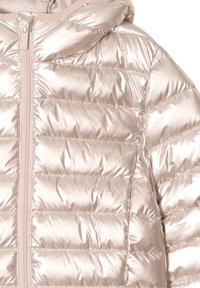 Chaqueta acolchada de color rosa metálico con capucha, que presenta un cierre frontal y un diseño acolchado, destacando una textura brillante y suave con acentos cosidos.