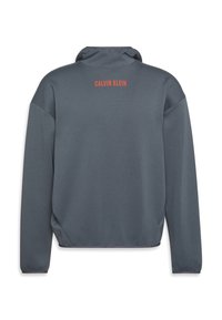Felpa grigia con un tessuto texture, maniche lunghe e colletto alto. "CALVIN KLEIN" è stampato in arancione sulla parte superiore della schiena.
