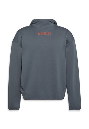 Grauer Pullover aus strukturiertem Stoff, mit langen Ärmeln und hohem Kragen. "CALVIN KLEIN" ist in Orange auf dem oberen Rücken aufgedruckt.