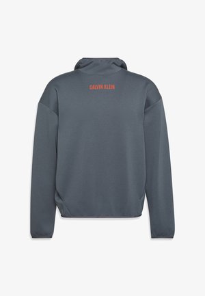 Grauer Pullover aus strukturiertem Stoff, mit langen Ärmeln und hohem Kragen. "CALVIN KLEIN" ist in Orange auf dem oberen Rücken aufgedruckt.
