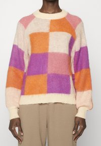 Wielokolorowy dzianinowy sweter z wzorem w kratkę w delikatnym różu, pomarańczy, purpurze i kremie. Szerokie rękawy i prążkowany dół.