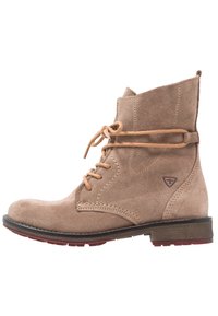 Suedesankalboot i lys beige med rund tå, snørebånd foran og en indviklet snøreaccent. Har flad hæl og struktureret sål.