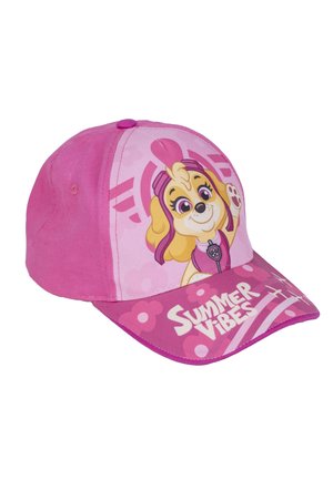 Cappellino da baseball rosa con un personaggio di cane cartone animato dal design marrone chiaro e giallo, testo "SUMMER VIBES" e motivi floreali sulla visiera.