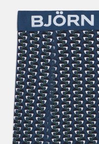 Boxer briefs blu navy con un motivo geometrico verde e bianco. Tessuto morbido e una vita elastica blu con il logo "BJÖRN".