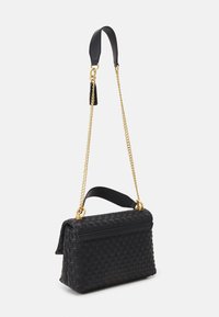 Sac à main tissé noir de forme rectangulaire, doté d'une anse supérieure en cuir et d'une bandoulière en chaîne dorée. Texture lisse avec des accents subtils.