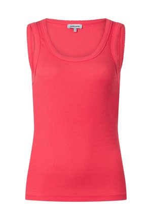 Ärmelloses, korallenrotes, geripptes Top mit Rundhalsausschnitt und kleinem Markenetikett am hinteren Kragen.