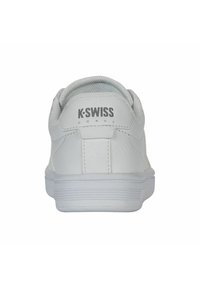 Sneaker K-Swiss bianco con esterno in pelle liscia, collo imbottito, tallone testurizzato e suola in gomma con sottili modelli di battistrada.