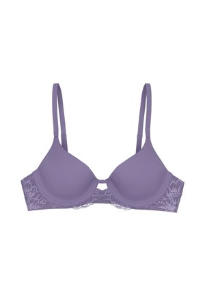 Lawendowy biustonosz z formowanymi miseczkami i koronkowymi detalami po bokach, wyposażony w regulowane ramiączka oraz mały wycięcie w kształcie łezki z przodu.