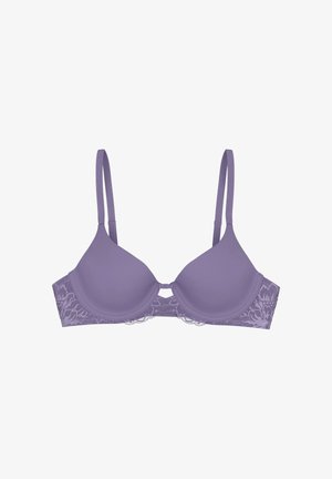 Lavendelfarbener BH mit geformten Cups und Spitzenbesatz an den Seiten, ausgestattet mit verstellbaren Trägern und einem kleinen Ausschnitt vorne.