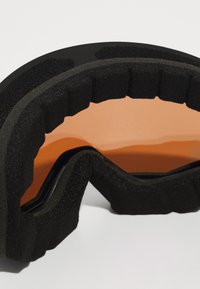 Lunettes de ski en mousse noire avec un objectif orange, dotées d'un intérieur rembourré et d'un design élégant et courbé pour le confort et la protection.